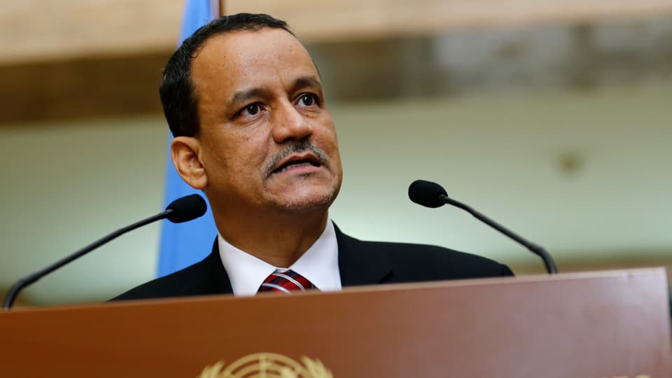 Der UNO-Sonderbeauftragte Ismail Ould Scheich Achmed an einem Rednerpult.