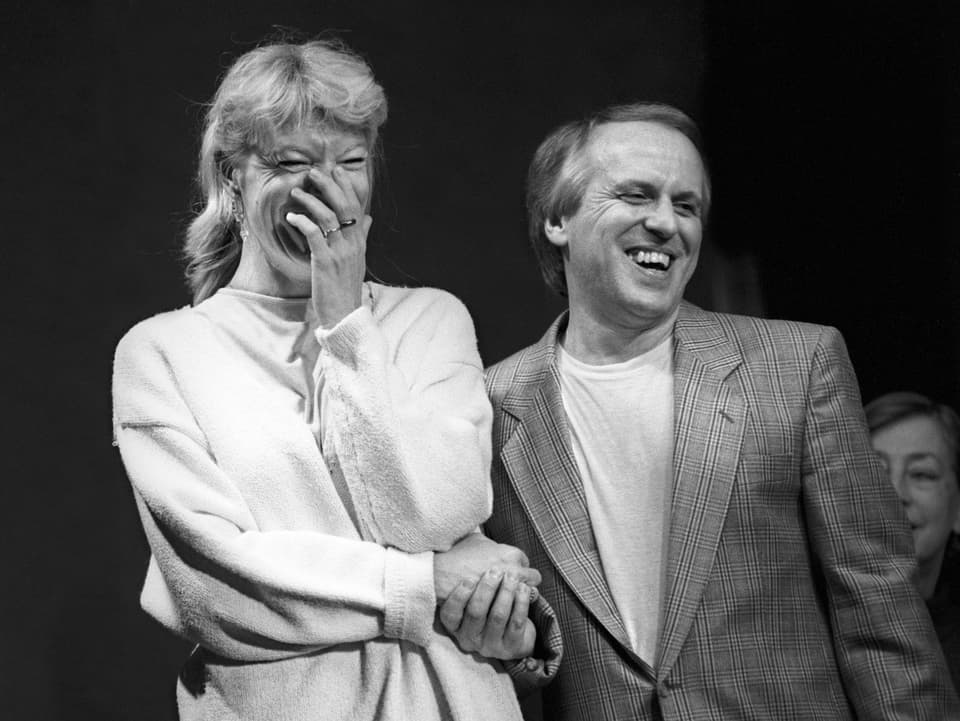 Birgit Steinegger und Walter Andreas Müller lachen und geben sich die Hand