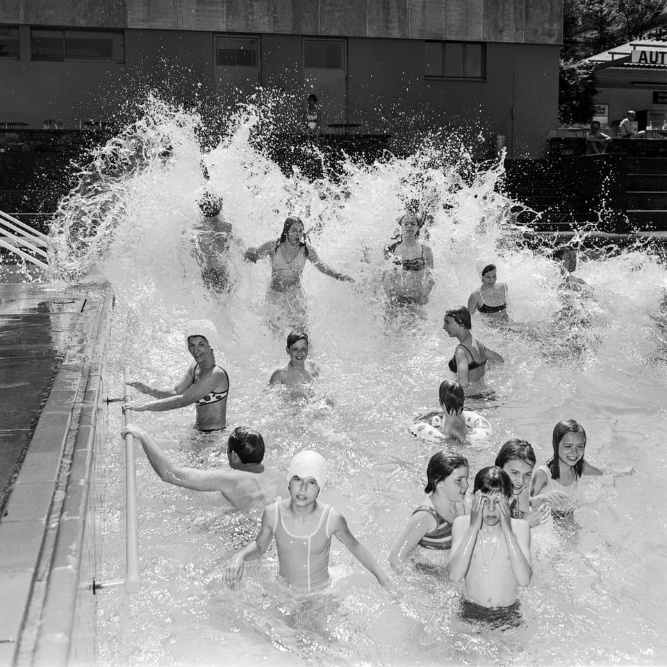 Planschende Kinder in der Badi Dolder 1969.