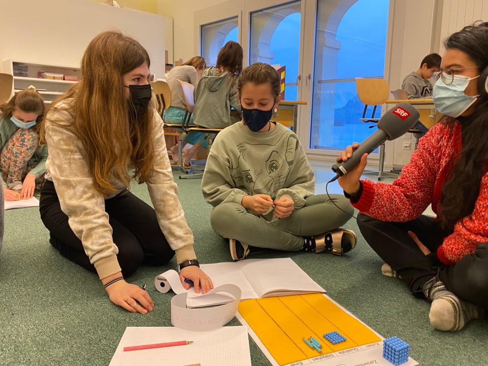 Mathe lernen mit den Fingern! «Begreifen» heisst in der Montessori Schule wirklich auch «greifen»: Mia lernt Mathe mir ihren Fingern.