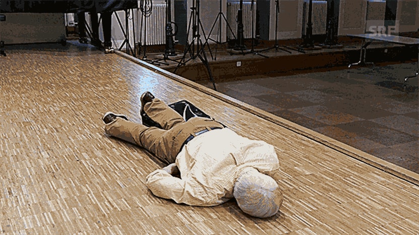 Walter Andreas Müller fällt erschöpft zu Boden.