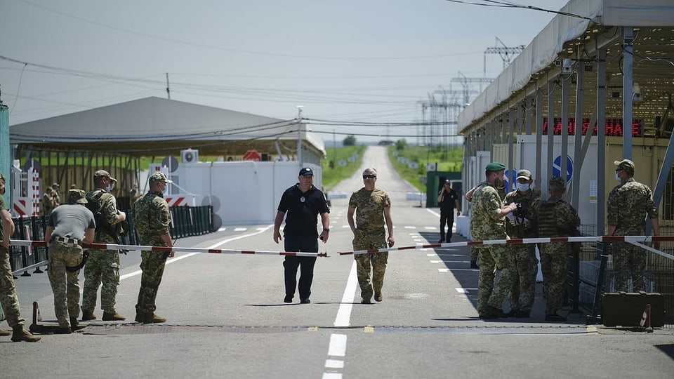 Ukrainische Truppen bei einem Checkpoint zur sogenannten Volksrepublik Donezk.