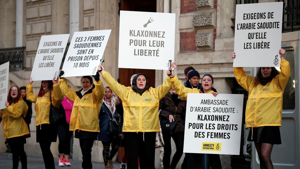 Demonstrantinnen proetestierten am internationalen Frauentag vor der saudi-arabischen Botschaft, in Paris