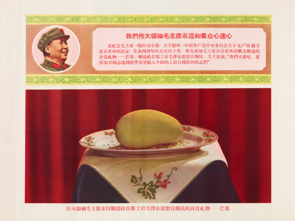 Plakat mit einer Mango auf einem Präsentierteller, oben drüber Balken mit Porträt von Mao.