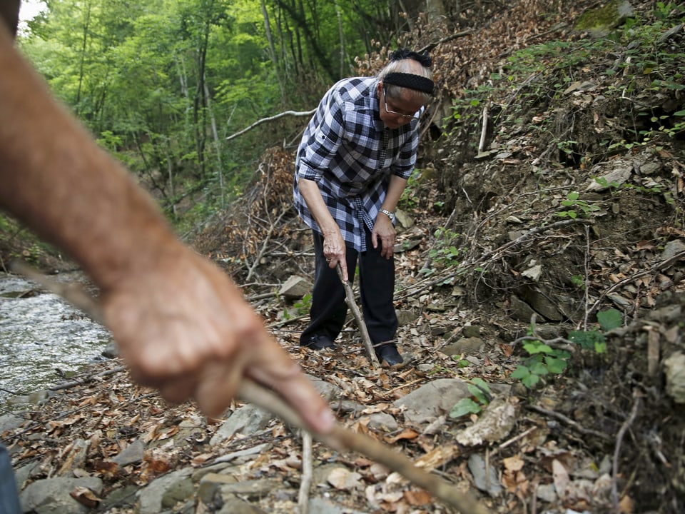 Eine Angehörige 2015 in einem Wald bei Srebrenica