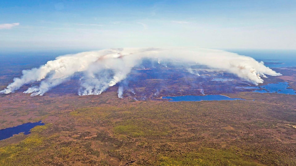 Waldbrände in kanadischer Steppe von oben fotografiert