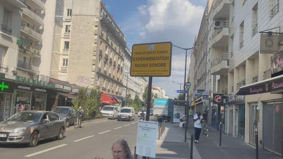 Dieses Schild erklärt den Lärmradar in Frankreich.