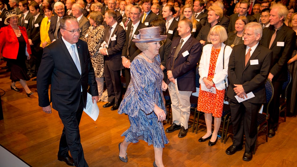 Prinzessin Beatrix schreitet mit EPO-Präsident Benoît Battistelli zur Preisverleihung.