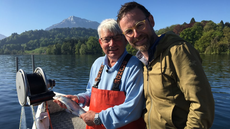 Berufsfischer und Nik Hartmann posieren mit ihrem Fang. 