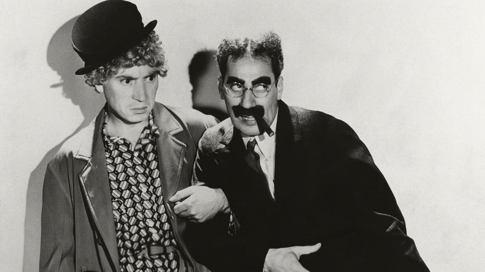 Auf dem Bild sind Groucho und Harpo Marx zu sehen.