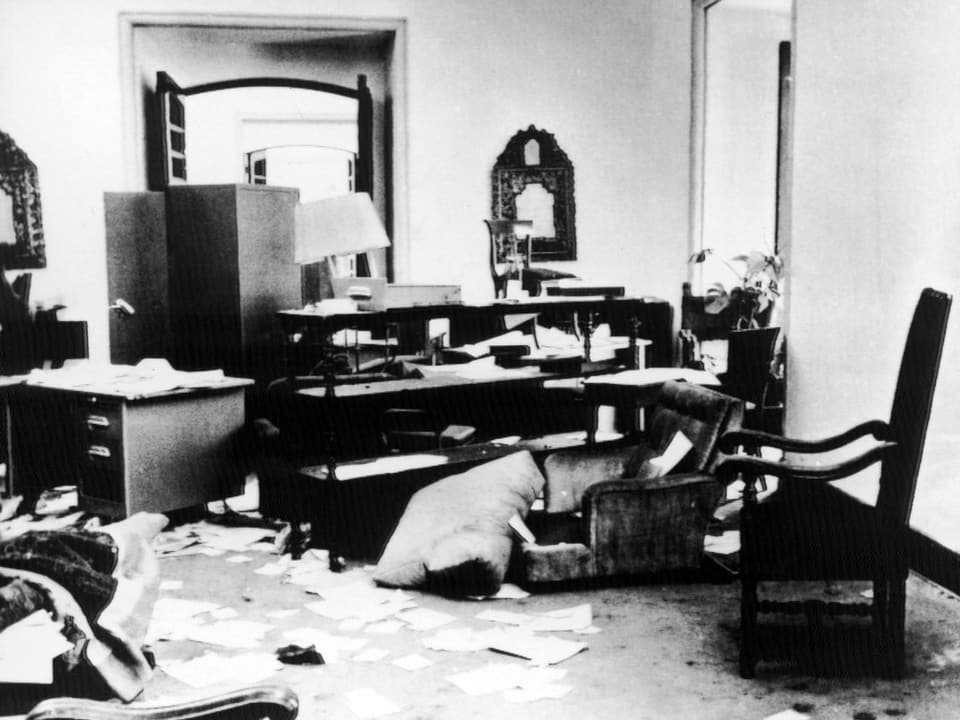 Schwarzweiss Foto: Das verwüstete Büro des Präsidenten.
