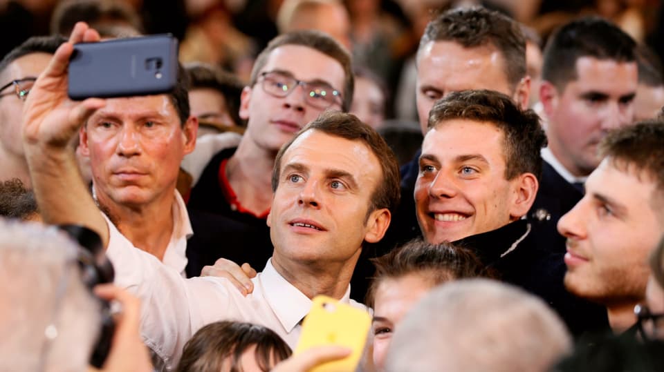 Emmanuel Macron inmitten einer Menschenmenge