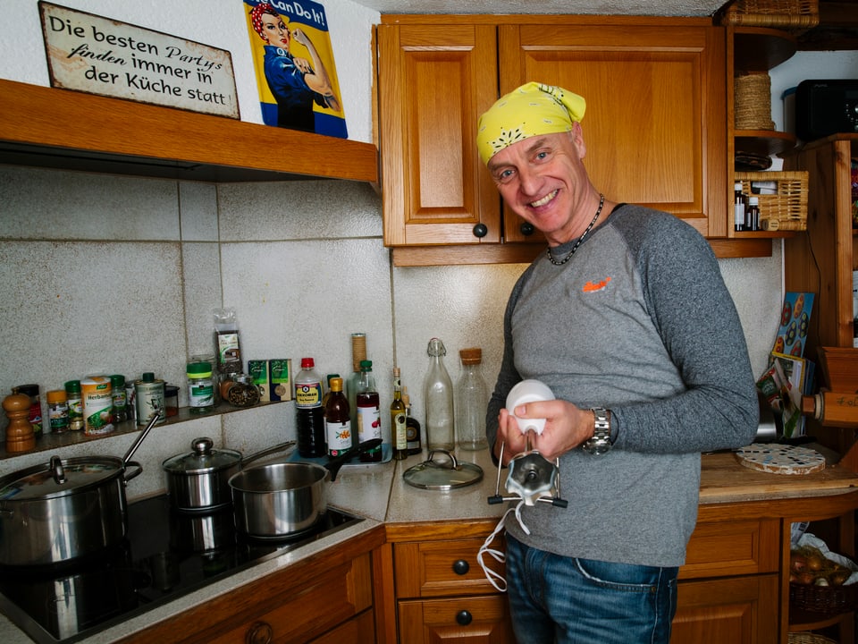Rolf Gisler in der Küche.