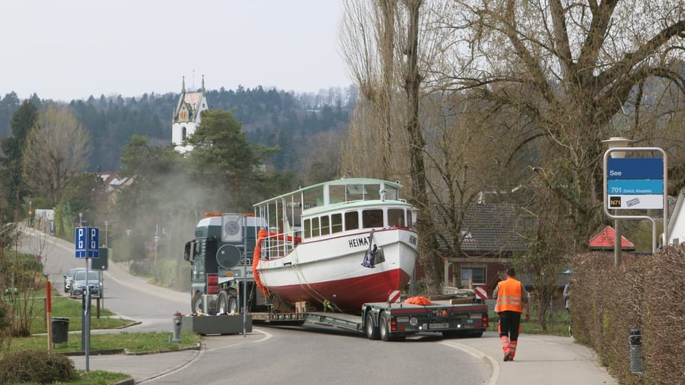 Ein Schiff auf einem Lastwagen