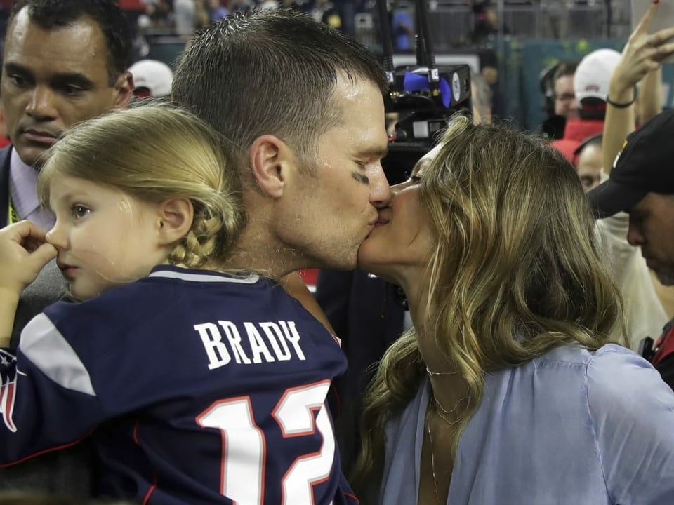 Tom Brady küsst seine damalige Frau Giselle Bündchen.