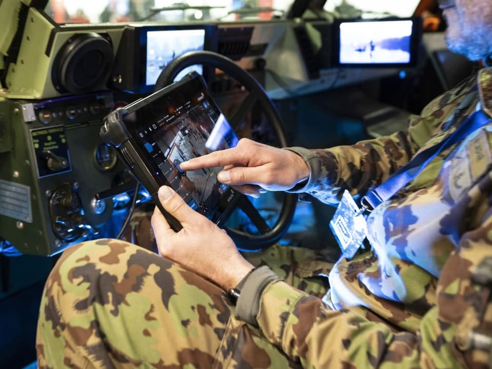Ein Mann bedient ein bedient ein Experimentierfahrzeug der Armee.