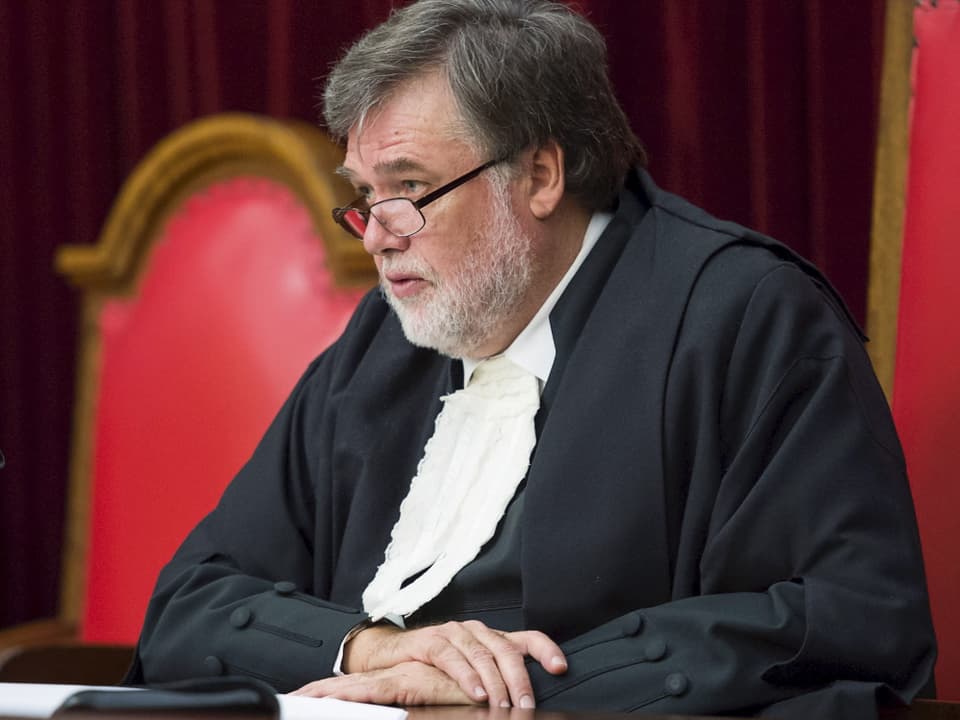 Mann mit Brille und Bart in Richter-Kleidung