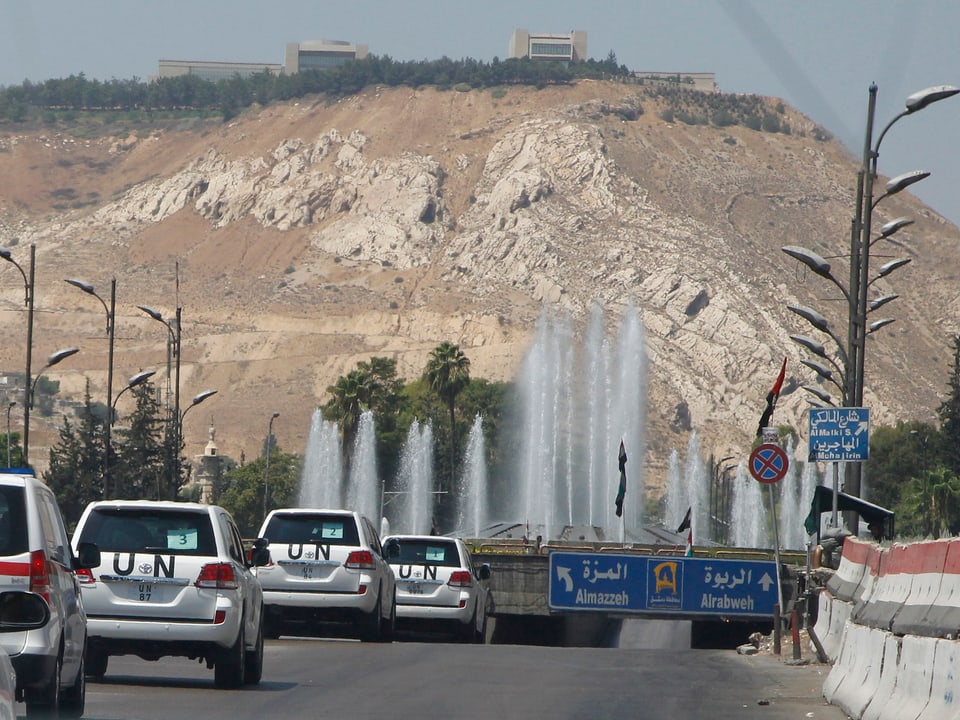 Der Konvoi des UNO-Expertenteams fährt Richtung Flughafen. Die Experten reisen aus Syrien ab. (reuters)