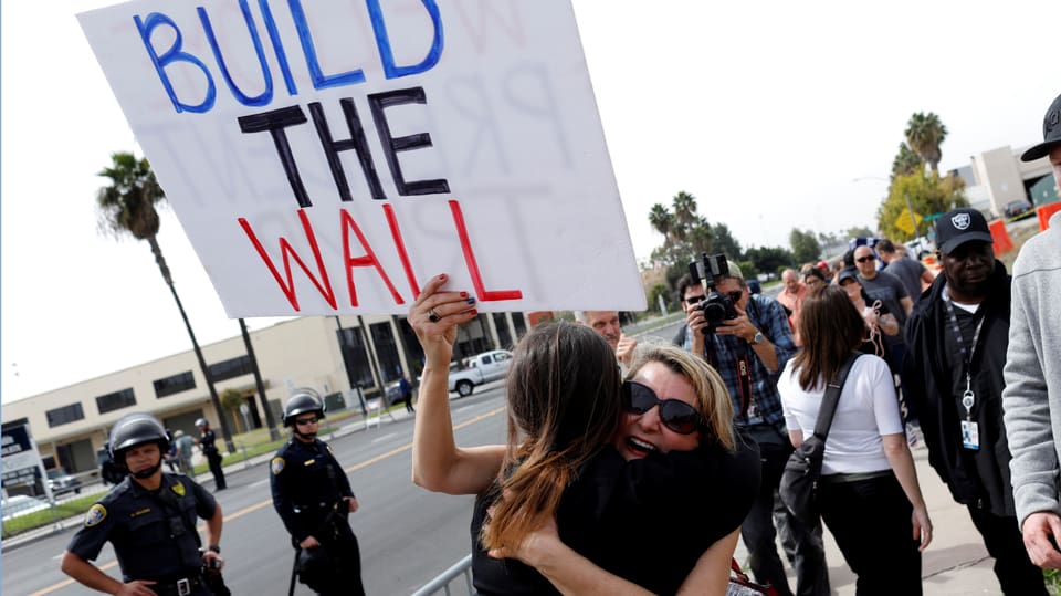 Frauen mit Plakat «Build the Wall».