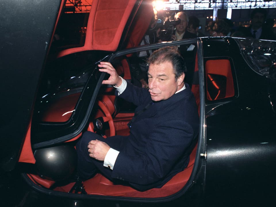 Jean-Pascal Delamuraz in einem Auto am Autosalon in Genf