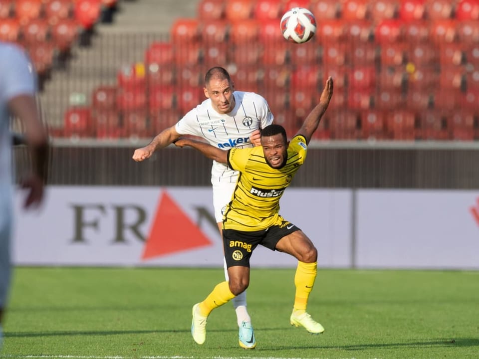 Umkämpftes Duell Ein FCZ-Spieler und Kanga.