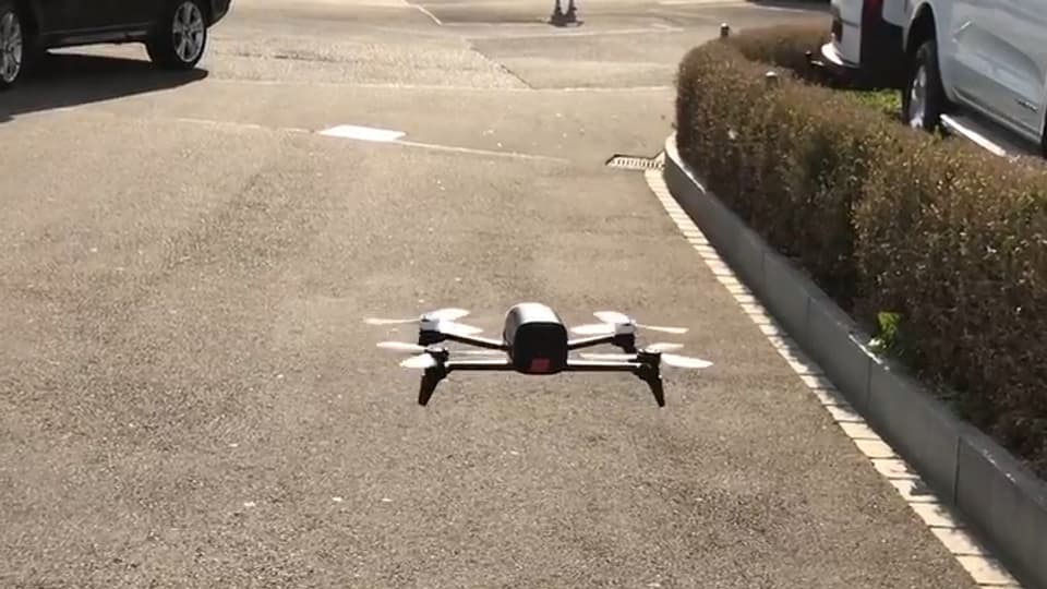 Eine Drohne in der Stadt