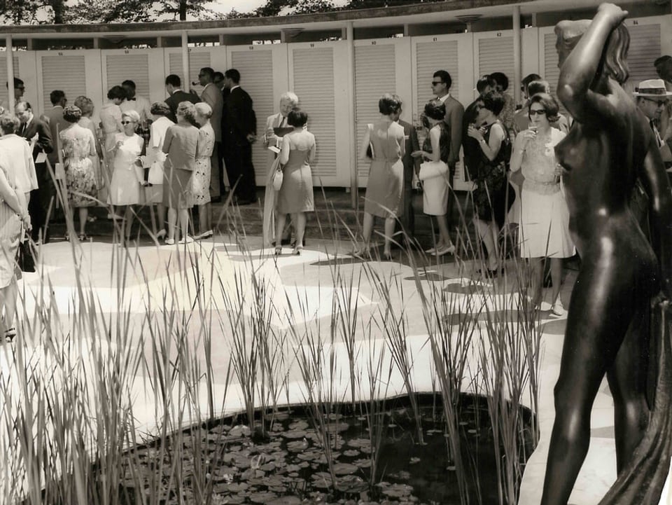Historisches Bild, Menschen vor einem Teich.