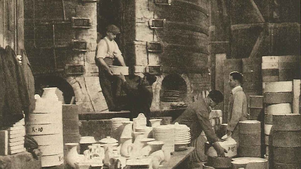 Arbeiter der Tonwarenfabrik ZIegler beschicken den Brennofen. Um 1912.