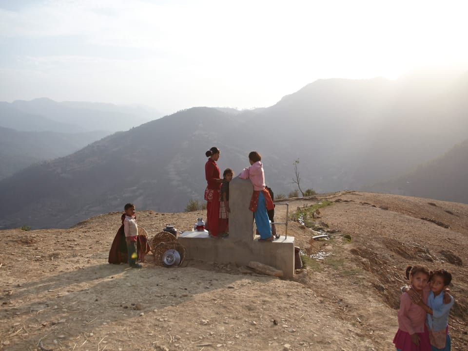 Das SRK hat mit der Dorfbevölkerung von Diwang eine 7 km lange Wasserleitung gelegt und neun Brunnen gebaut.