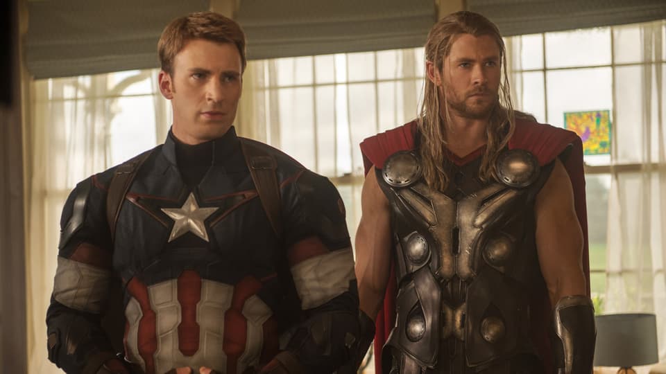 Captain America und Thor stehen nebeneinander.