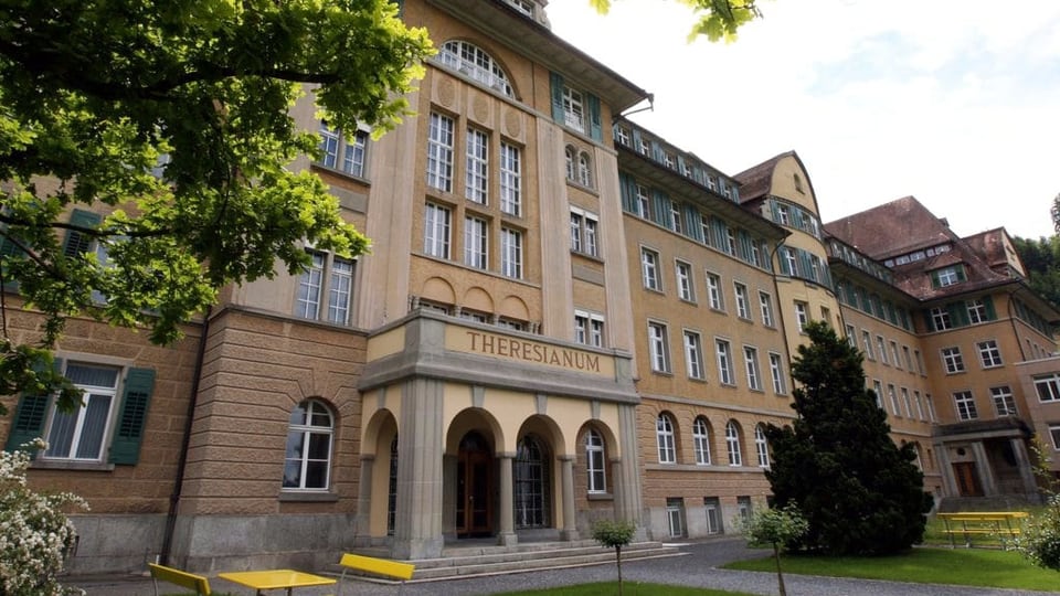 Ein altes historisches Gebäude in hellem Ocker - ein Gymnsium. 