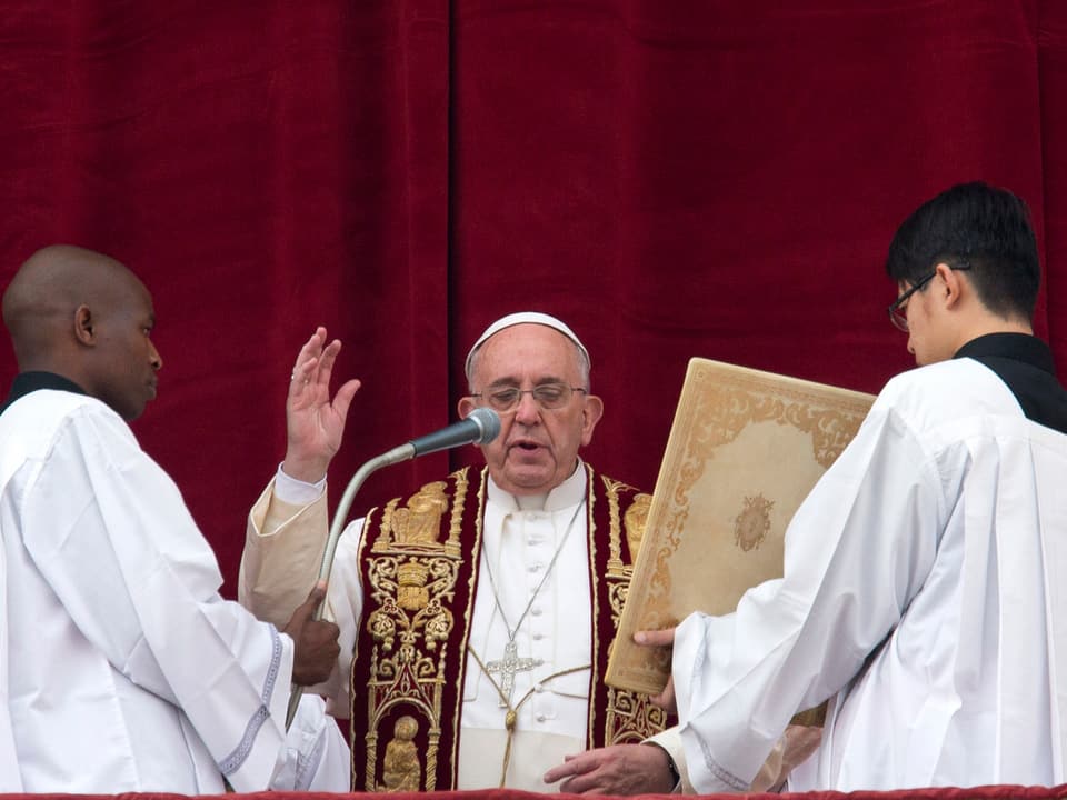 Der Papst liest den Weihnachtssegen ab