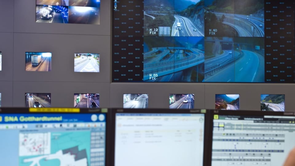 Bildschirme zeigen die Überwachungskameras bei der Tunneleinfahrt in Göschenen.