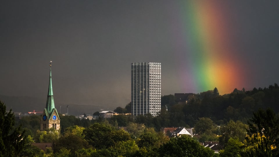 Kräftiger Regenbogen über der Stadt Winterthur