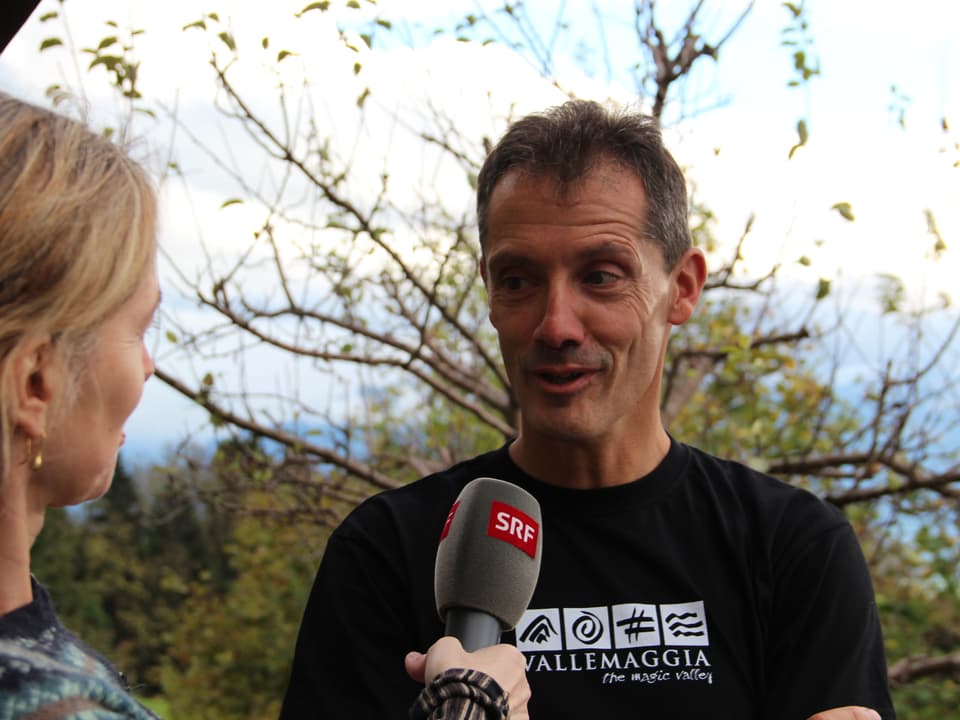 Produzentin Anita Richner interviewt Juanito Ambrosini nach der Ankunft ihn Rüeterswil.