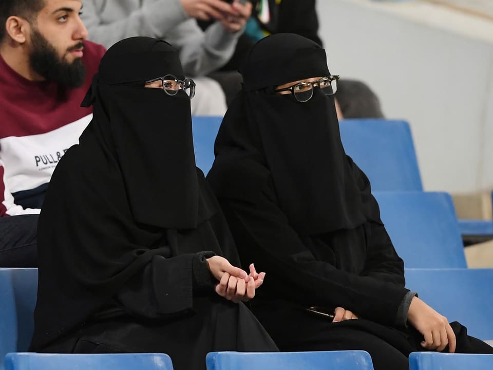 Zwei Frauen mit Burka schauen sich das Spiel Juventus-Lazio an.
