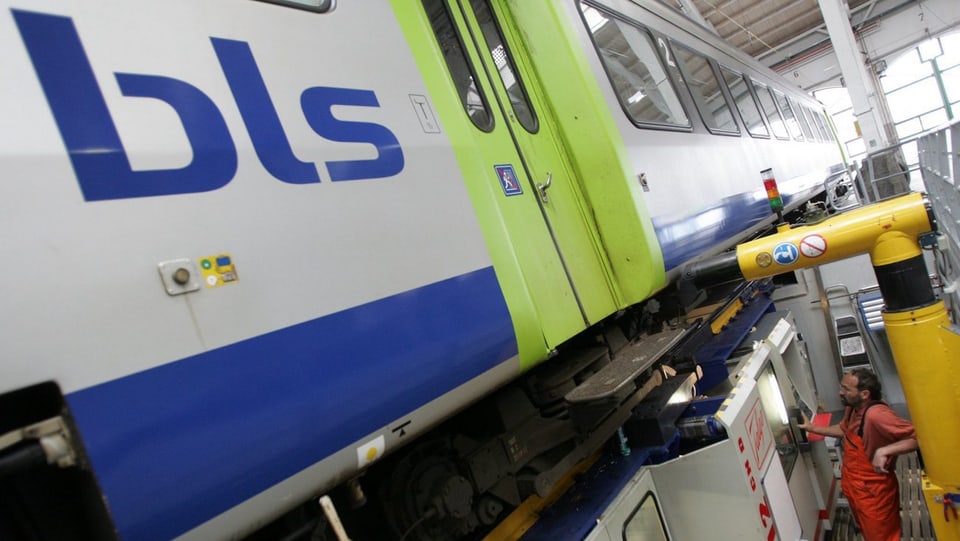 BLS-Zug in einer Werkstatt