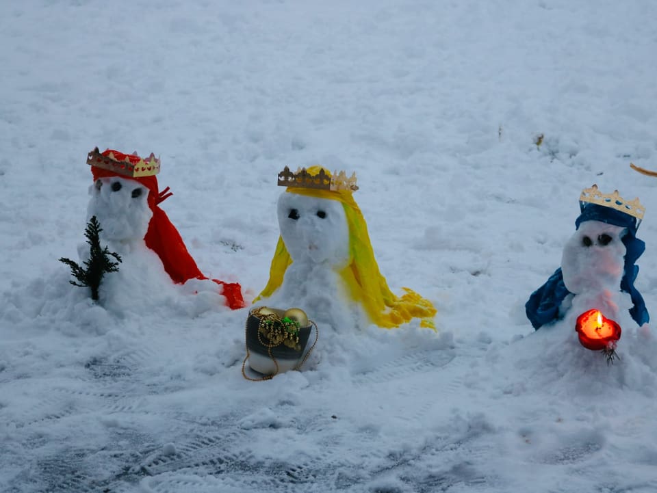 Schneemänner mit farbiger Schleppe, Krone und Geschenken.