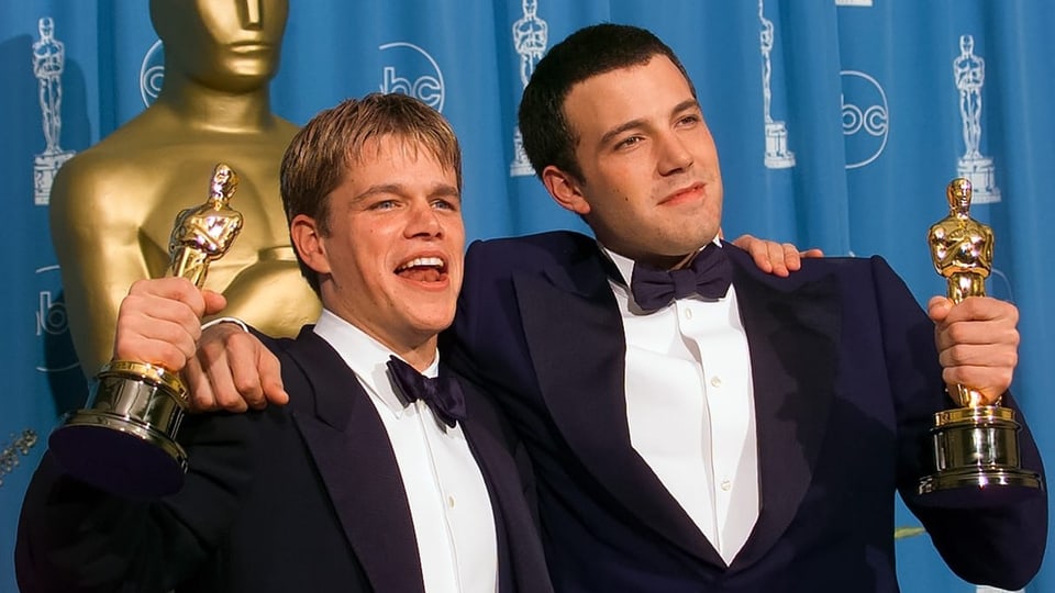 Zwei Männer mit jeweils einem Oscar in der Hand. 
