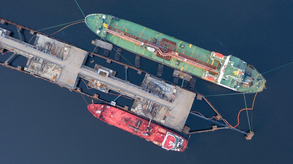 Tanker werden auf einem Ölterminal im russischen Hafen Murmansk beladen.
