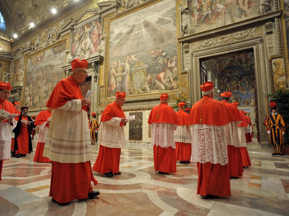 Die Kardinäle ziehen in die Sixtinische Kapelle ein.