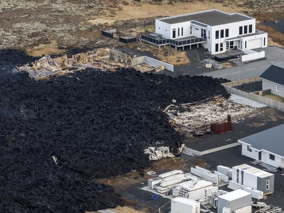 Luftaufnahme vom 15. Januar auf Grindavík in Island, nachdem die Lava eines Vulkans mehrere Häuser zerstört hat. 
