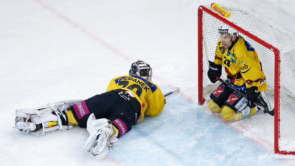 SCB-Goalie Stepanek liegt auf dem Eis, Martin Plüss kniet im Tor.