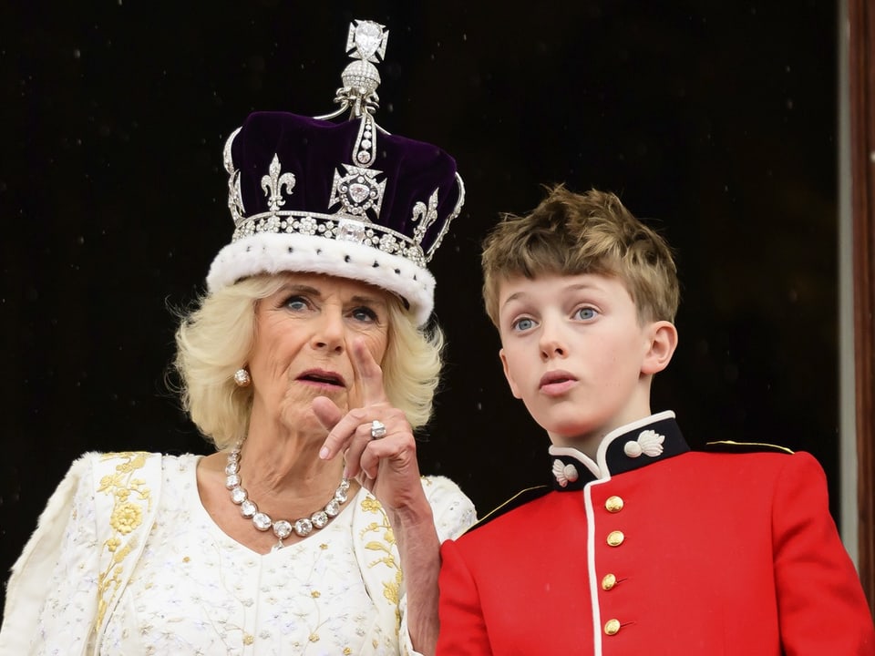 Camilla mit Krone neben einem Jungen.