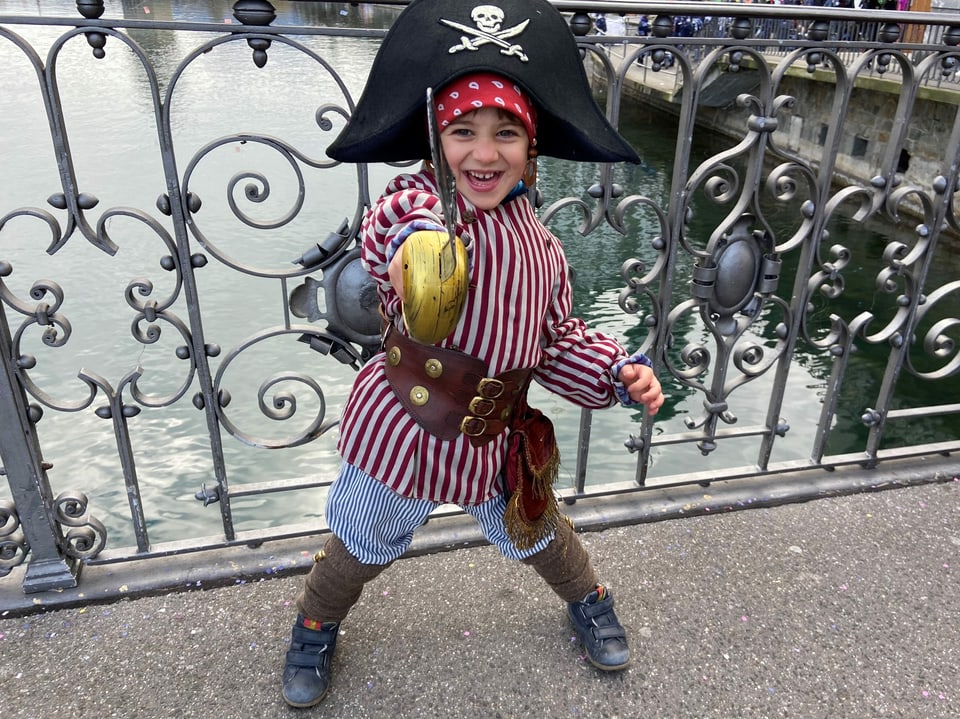 Ein Kind als Pirat verkleidet