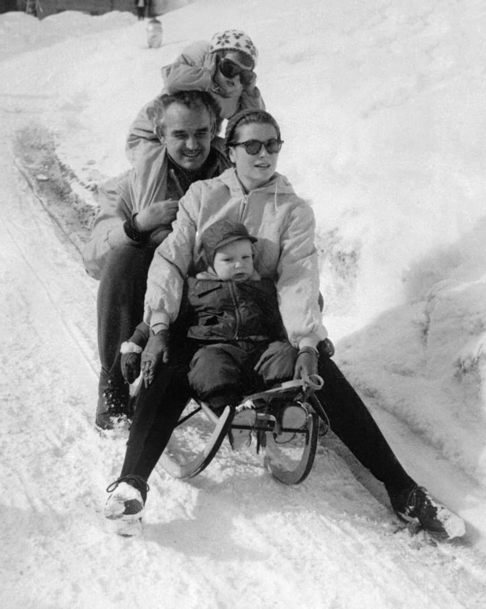Rainier und Grace Kelly mit Kindern auf einem Davoser Schlitten.