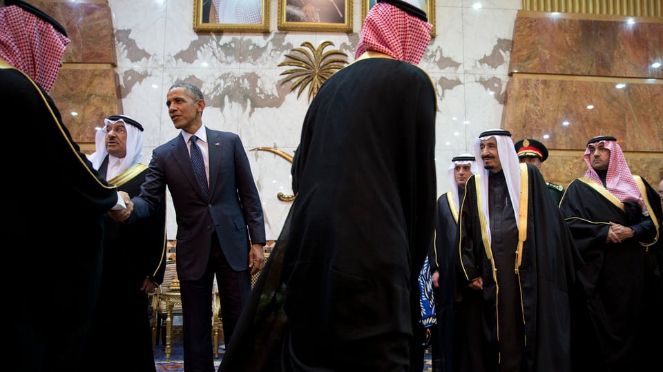Symbolbild: Obama schüttelt Männern in saudischer Kleidung die Hand.