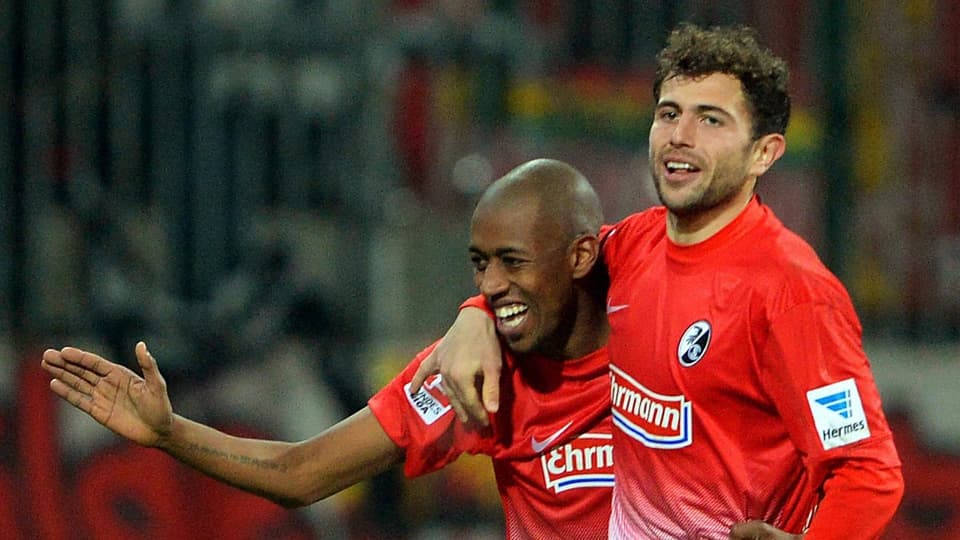 Die Schweizer Nationalspieler Gelson Fernandes (links) und Admir Mehmedi bejubeln das goldene Tor.