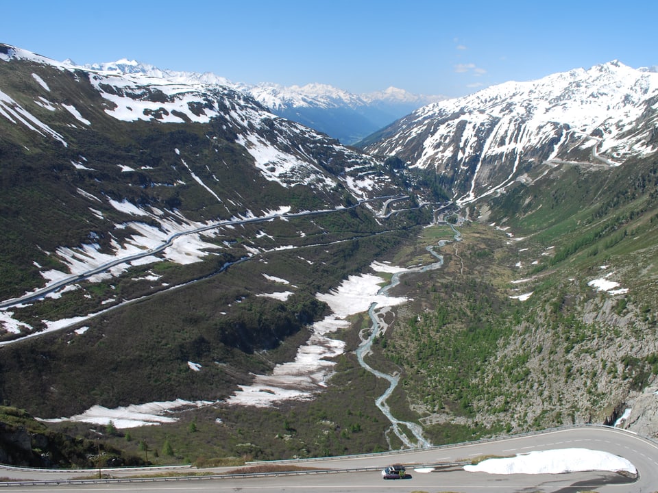 Aussicht vom Hotel Belvédère am Furkapass auf Gletsch. Im Hintergrund das Weisshorn. 