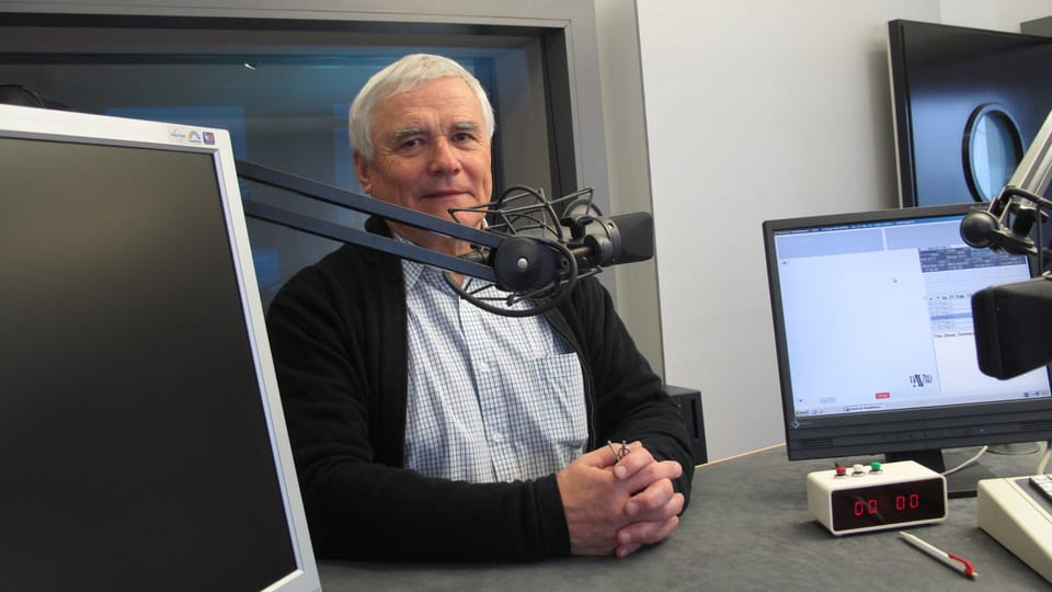 Karl Egli sitzt vor dem Mikrofon im Studio des Regionaljournals in Luzern. 